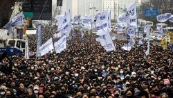 Des milliers de médecins en grève manifestant dans les rues de Séoul contre l'extension du numerus clausus, répondant à l'appel de l'Association médicale coréenne (KMA), le 3 mars 2024.