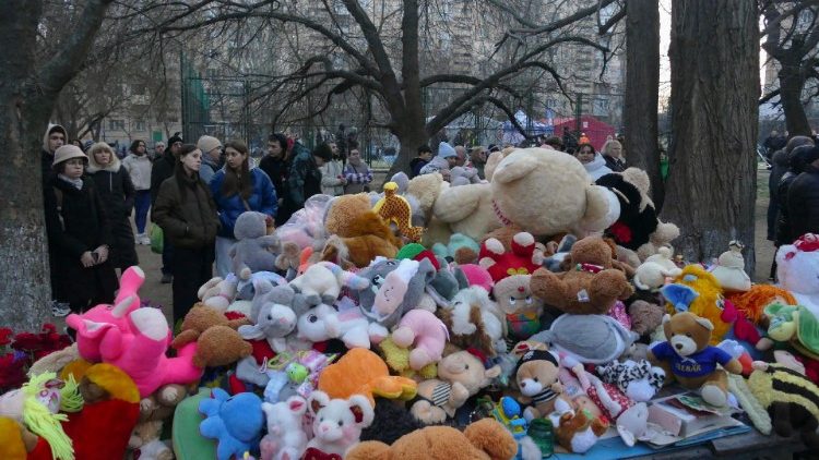 Ucranianos trazem brinquedos, flores e velas para um local atingido por um ataque de drone russo um dia antes, na cidade de Odesa, no sul da Ucrânia, em 3 de março de 2024. Em 3 de março, sabe-se que doze pessoas morreram, incluindo três crianças e outras oito foram ferido, na sequência do ataque de drones de 2 de março, de acordo com o relatório do Serviço Estatal de Emergência da Ucrânia. As tropas russas entraram na Ucrânia em Fevereiro de 2022, iniciando um conflito que provocou destruição e uma crise humanitária. EPA/IGOR TKACHENKO
