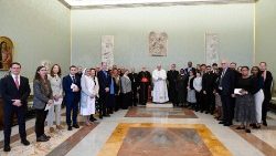 Franziskus mit der Plenarversammlung seiner Kinderschutzkommission an diesem Donnerstag im Vatikan