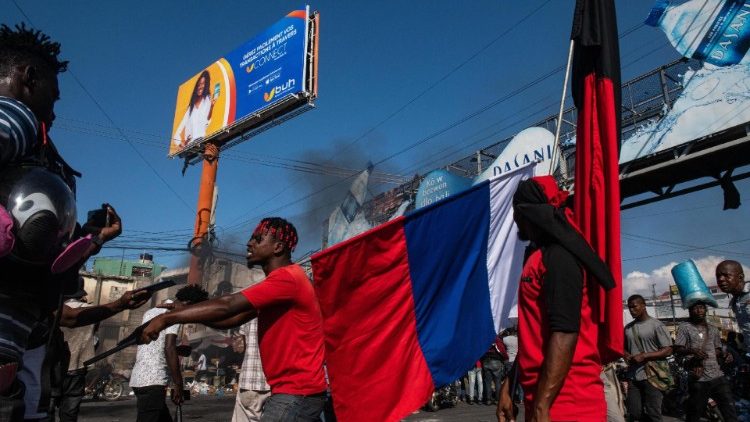 Des Haïtiens manifestent à Port-au-Prince pour exiger la démission du Premier ministre Henry. 