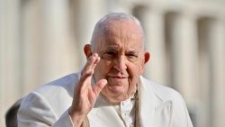 Heute wieder - fast wie in alter Frische - auf dem Petersplatz: Papst Franziskus bei der Generalaudienz. Seine Katechese ließ er aber wegen kratziger Stimme verlesen.