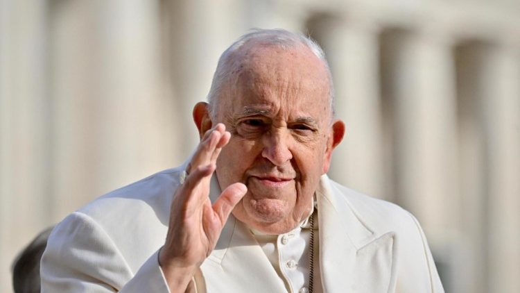 Heute wieder - fast wie in alter Frische - auf dem Petersplatz: Papst Franziskus bei der Generalaudienz. Seine Katechese ließ er aber wegen kratziger Stimme verlesen.