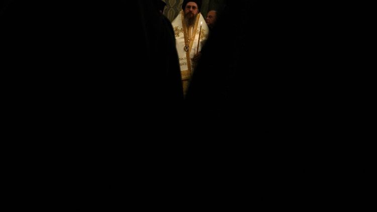 Um sacerdote ortodoxo segura uma vela durante um serviço memorial do Patriarca Búlgaro e Bispo Metropolitano de Sofia Neofit na Catedral de St Alexander Nevski em Sófia, Bulgária, 15 de março de 2024.  EPA/VASSIL DONEV
