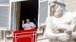 Le Pape François à la fenêtre du palais apostolique. 
