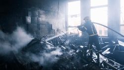 Los bomberos apagan los incendios provocados por los ataques rusos en Kharkiv
