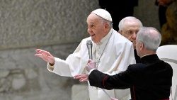 Papst Franziskus begrüßt die Anwesenden in der Audienzhalle