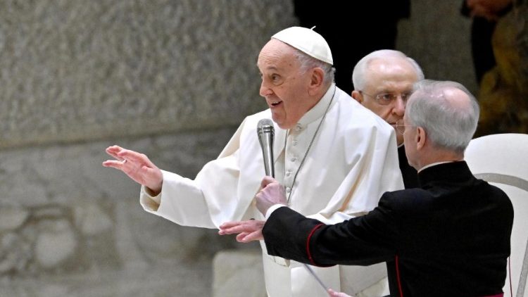 האפיפיור פרנציסקוס נואם בפני המאמינים שהתאספו בקבלת הקהל הכללית 