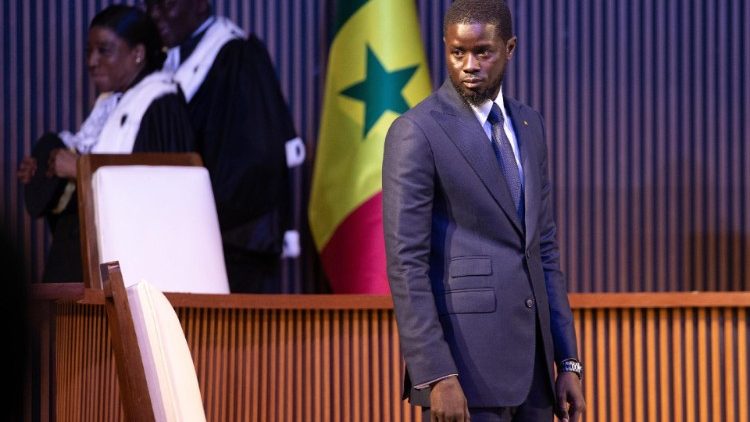Der neu gewählte senegalesische Präsident Bassirou Diomaye Faye legt während der Amtseinführungszeremonie in Dakar den Amtseid als Präsident ab