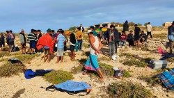 Decenas de migrantes desembarcados en Lampedusa (Italia)