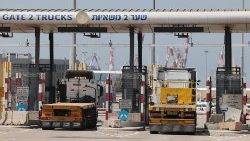 Camiones de ayuda a la entrada del puerto de Ashdod