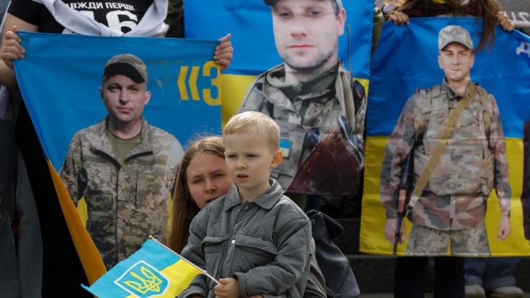 Angehörige fordern bei einer Demonstration in Kyiv die Freilassung von ukrainischen Kriegsgefangenen in Russland 