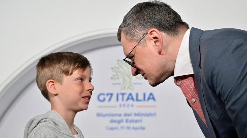 Der ukrainische Außenminister Dmytro Kuleba trifft ein ukrainisches Kind in Italien