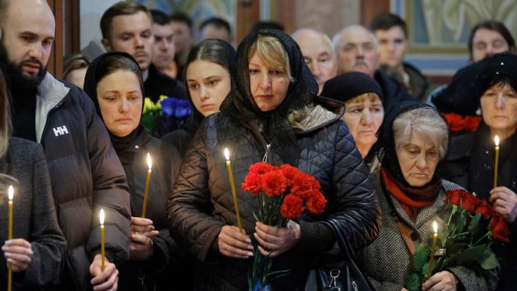 Parentes e amigos do falecido militar ucraniano comparecem ao seu funeral na Catedral de St. Mykhailivsky em Kiev, Ucrânia, 19 de abril de 2024. EPA/SERGEY DOLZHENKO