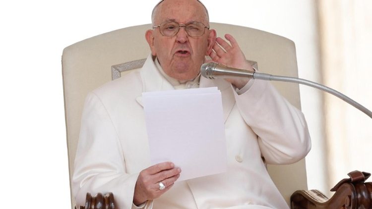 Papst Franziskus fordert die Gläubigen auf dem Petersplatz auf, lauter zu sprechen