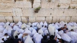 Fedeli partecipano alla preghiera di benedizione sacerdotale durante la Pasqua ebraica a Gerusalemme (ANSA)
