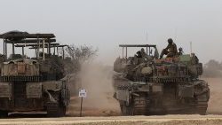 Fuerzas israelíes se reúnen en la frontera con Gaza, al sur de Israel