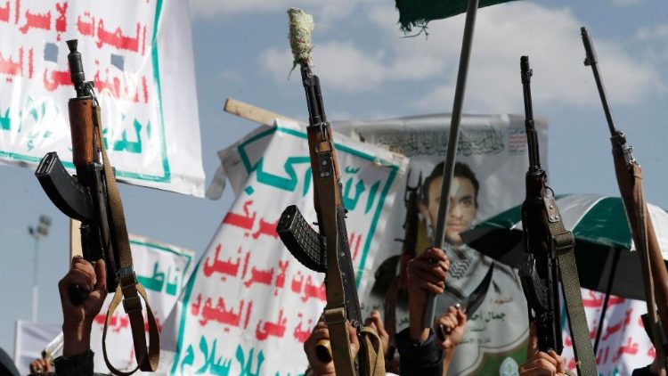 Demo bewaffneter Huthi gegen die USA und Israel und in Solidarität mit dem palästinensischen Volk in Sana'a, Jemen, am 3. Mai 2024