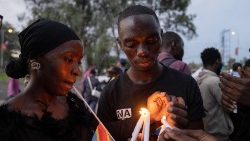 Des jeunes de Goma rendant au hommage le 6 mai 2024  aux victimes du bombardement du camp de Mugunga, proche de Goma, à l'Est de la République Démocratique du Congo