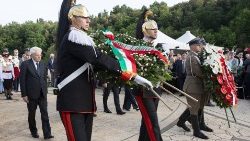 Los presidentes de Italia y Polonia, Mattarella y Duda respectivamente, colocan una corona de flores en el cementerio polaco di Casino, Italia