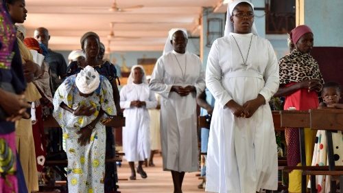 Burkina Faso, terroristi in chiesa e in moschea: dozzine di morti