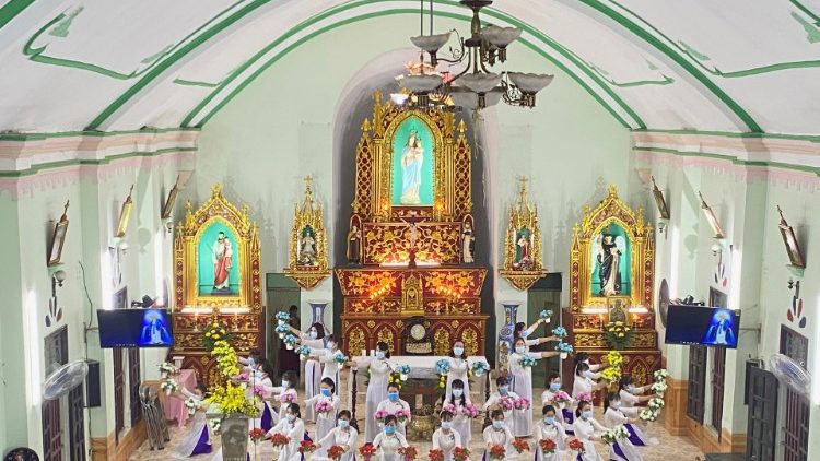Messe in einer katholischen Kirche in Vietnam während der Corona-Pandemie 2020