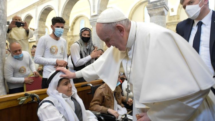 Papa Francisco em visita ao Iraque abençoa mulher cristã