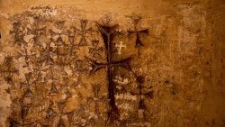 Cruzes em pedra na Capela de Santa Helena, na Igreja do Santo Sepulcro em Jerusalém