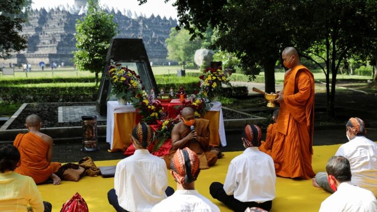 Будисти, честват празника Весак