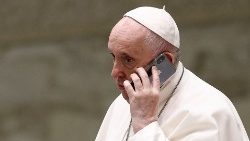 Franziskus telefoniert während einer Generalaudienz