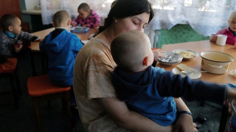 Ucraina: molti i volontari  al fianco dei minori