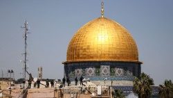 Blick auf Jerusalem mit dem Tempelberg und Sicherheitskräften - die Heiligen Stätten und ein Ende der Gewalt waren auch Thema der Gespräche in Jordanien