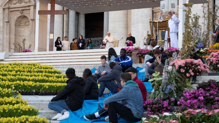 Giovani durante una cerimonia in Piazza San Pietro con Papa Francesco