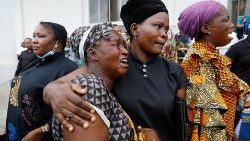 Archivbild: Angehörige trauern um die Opfer des Anschlags auf die St. Francis Church in Owo (Juni 2022) 