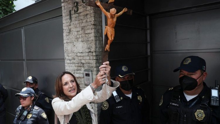 Eine Frau in Nicaragua hält ein Kreuz bei einer Demonstration  für Religionsfreiheit