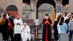 Mar Awa III. (stehend) beim Friedensgebet am 25. Oktober 2022 im römischen Kolosseum mit Papst Franziskus