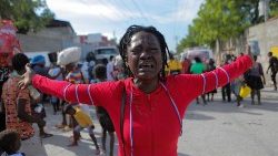 Rose Delpe pleure alors que les personnes déplacées par la violence de la guerre des gangs à Cité Soleil marchent dans les rues du quartier de Delmas après avoir quitté la place Hugo Chaves à Port-au-Prince, Haïti le 19 novembre 2022. 