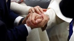 Il Papa stringe la mano di una coppia di fedeli