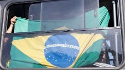 Bandiera brasiliana esposta da dimostranti