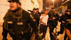 Braccio di ferro tra manifestanti e forze dell'ordine dopo l'arresto del presidente Castillo, destituito e sostituito da Boluarte (Reuters)