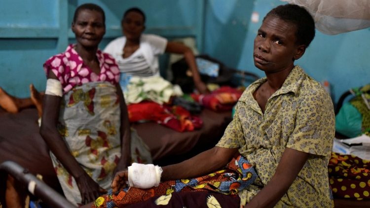 Congoleses vítimas de violência étnica, atendidos no Hospital Geral em Bunia, província de Ituri
