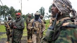 M23-Rebellen übergeben Ende Dezember in der Nähe von Goma einen Stützpunkt an EAC-Friedenssoldaten