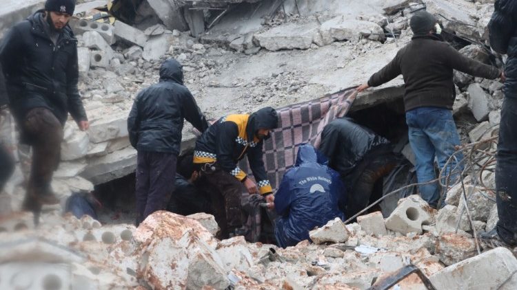 Rescatistas buscan supervivientes bajo los escombros, tras un terremoto, en Al Atarib, Siria 6 de febrero de 2023