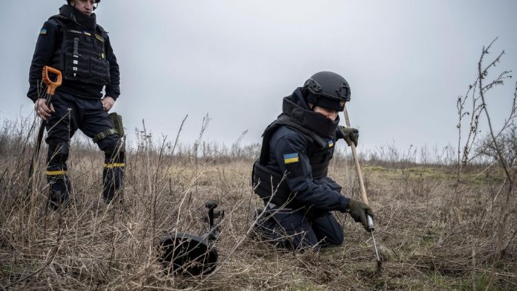 Il Servizio di emergenza statale ispeziona un'area alla ricerca di mine e granate inesplose nella regione di Kharkiv (Ucraina)