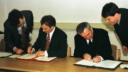Signature des accords de 1998 par le Premier ministre britannique Tony Blair et son homologue irlandais, Bertie Ahern.