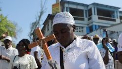 Procesión del Vía Crucis durante las celebraciones del Viernes Santo en Puerto Príncipe.