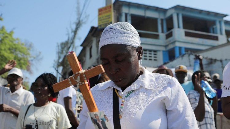 Procesión del Vía Crucis durante las celebraciones del Viernes Santo en Puerto Príncipe.