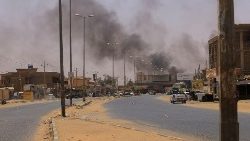 Khartoum: il fumo che sale dalle zone dei combattimenti tra esercito e ribelli