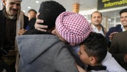 Un ancien captif aux mains des Saoudiens retrouve ses proches à Sanaa, lors de l'échange de prisonniers qui s'est déroulé sur trois jours mi-avril.