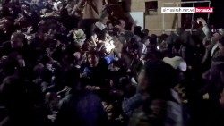 La folla a Sana'a cerca di ripararsi dall'affollamento