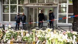 Des fleurs devant l'école de Belgrade où 8 personnes ont été tuées le 3 mai 2023.